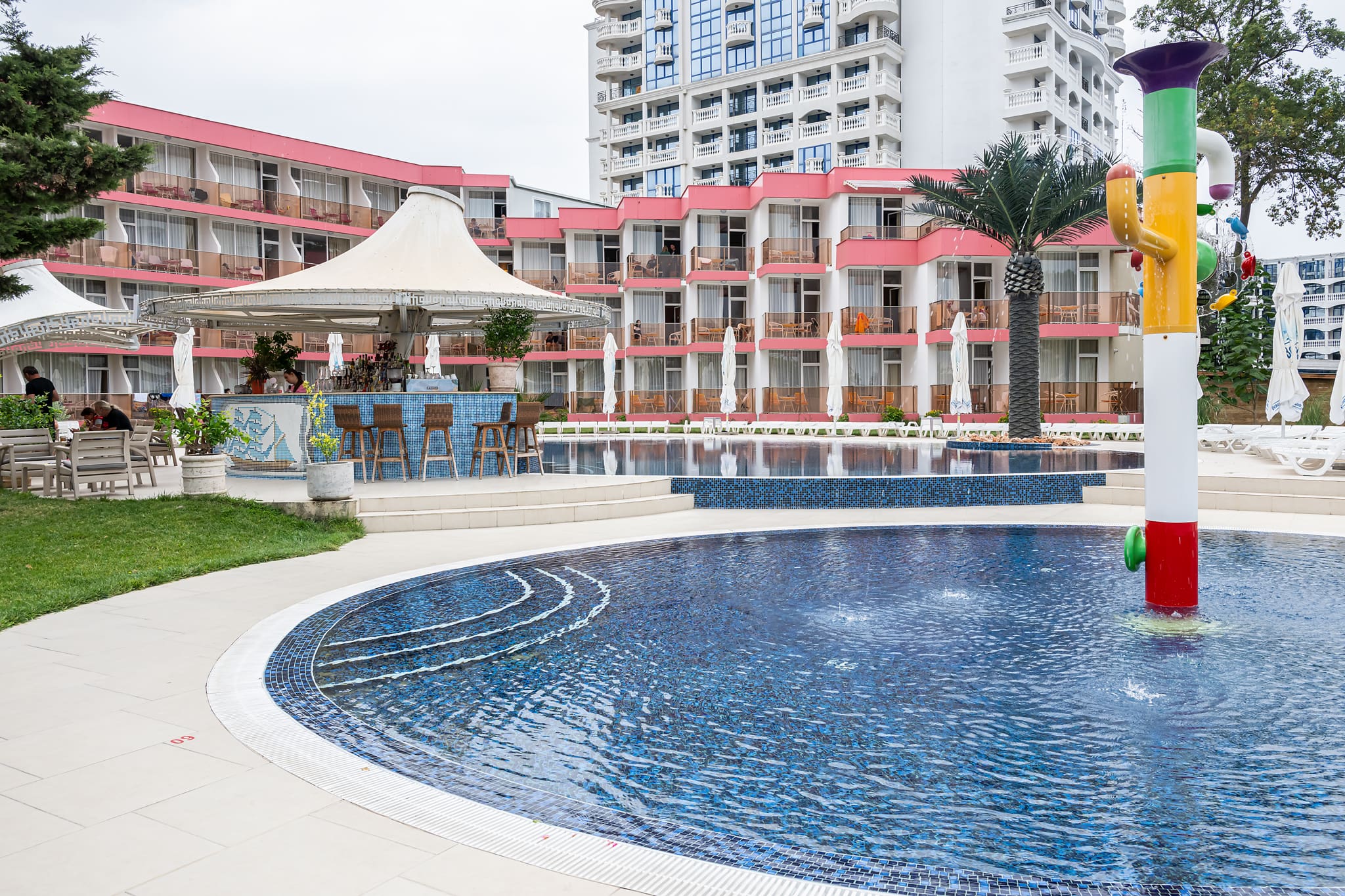 Hotel Flamingo Beach pool family friendly, kids welcome